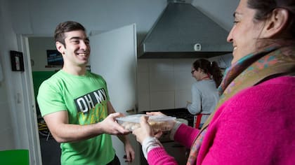 Después de entrenar, Franco D''Amato recibe la vianda saludable que le sirve para completar su rutina fit