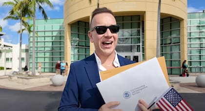 Después de esperar cinco meses una respuesta del Uscis, Oscar recibió el esperado mail con la fecha de su entrevista