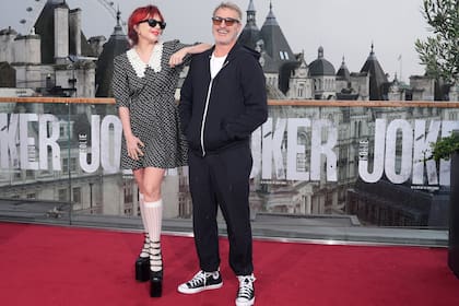 Después de estrenarse en el Festival de Venecia, Lady Gaga y Joaquin Phoenix presentaron Guasón 2 en Londres. Mientras que el actor optó por un look casual, la cantante volvió a demostrar su gusto transgresor con un vestido de aires retro, medias blancas y unos zapatos con plataformas altísimos