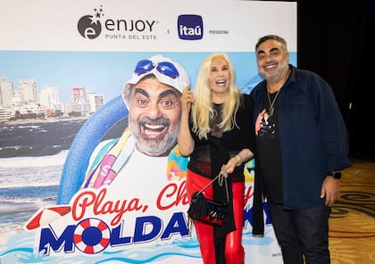 Después de finalizar su programa por la pantalla de Telefe, Susana Giménez inauguró la temporada en Punta del Este. En su primera salida pública esteña, la diva fue a ver a Roberto Moldavsky en su presentación en el Enjoy Casino & Resort