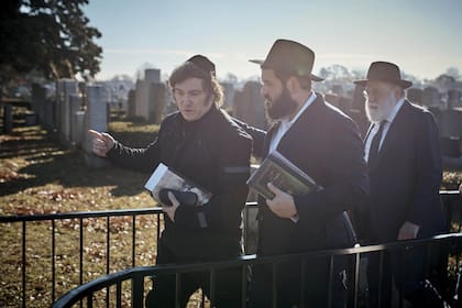 Después de ganar el balotaje, Milei visitó el cementerio de Montefiore, en Nueva York, para ir a la tumba del rabino Menachem Mendl Schneerson, conocido como el rebe de Lubavitch, fallecido en 1994