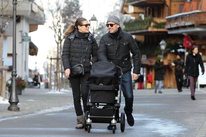 Después de haber pasado toda la mañana en las pistas de esquí, Charlotte y Gad salieron a almorzar con su hijo