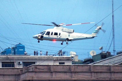 Después de haber presentado su renuncia como Presidente de la Nación, De la Rúa se marcha en helicóptero de la Casa Rosada