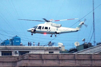 Luego de la negativa del PJ de conformar un gobierno de unidad nacional, Fernando De la Rúa renunció a su cargo como presidente y el 20 de diciembre, a las 19.52 horas, abandonó la Casa Rosada en helicóptero