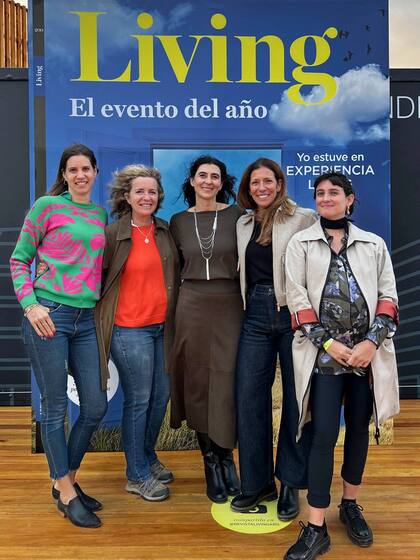 Después de haberlo probado y evaluado tantas veces frente a la pantalla, el equipo de Living no podía menos que pararse frente a la gran tapa que invita a entrar a esta Experiencia. Desde la izquierda, Silvina Anschutz, Jefa de Arte; Inés Marini, Secretaria de Redacción, Mariana Kratochwil, Directora Editorial de Living, Mercedes Lombardo, Jefa de Producción, y Maia Croizet, Editora Fotográfica de Living.