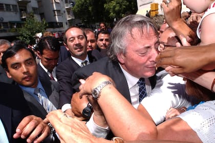 Después de inaugurar las sesiones legislativas de 2004, Néstor Kirchner se acercó a saludar a la gente que se congregaba frente al Congreso