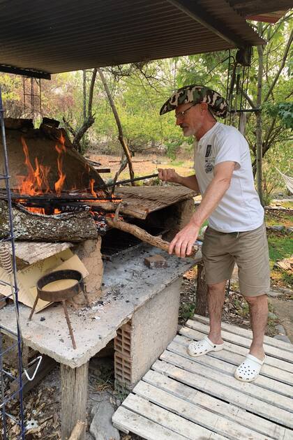 Después de la ceremonia, en San Lorenzo, hubo un festejo íntimo en Campo Quijano, con empanadas salteñas, asado y muchos postres alemanes, hechos por Miguel Goette y Norma Ruhl.