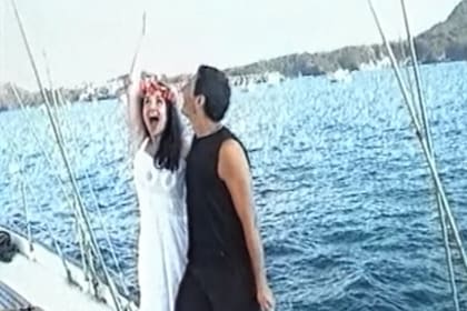 Después de la ceremonia, la artista lanzó el ramo improvisado al mar