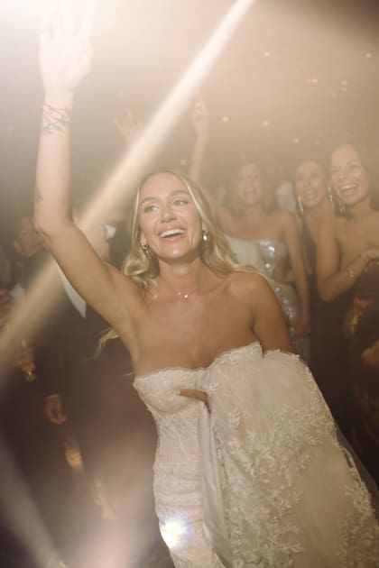 Después de la comida (el menú fue de Tree Catering), empezó el baile. En la imagen se ve a la novia, feliz, a puro ritmo.