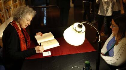 Después de la conferencia en la Biblioteca Nacional, Atwood firmó ejemplares