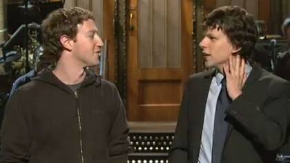 Después de la controversia con Red social, Mark Zuckerberg y Jesse Eisenberg se encontraron en Saturday Night Live