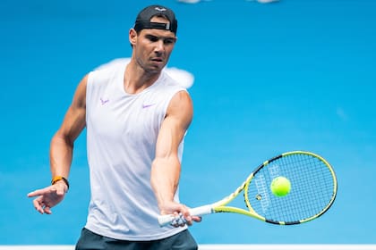 Después de la cuarentena, el español Rafael Nadal se entrena desde hace dos semanas en su academia de Manacor.