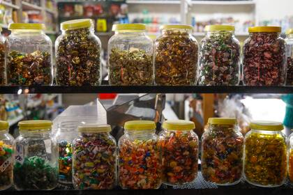 Después de la disposición que prohibió la venta de la "leche cruda" al matrimonio se les ocurrió transformar el local en almacén.