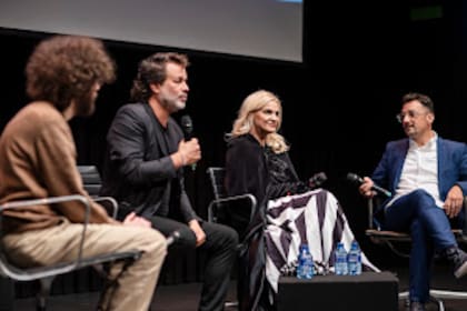 Después de la entrega de la distinción, se abrió un diálogo en el escenario alrededor de la obra de Bielinsky