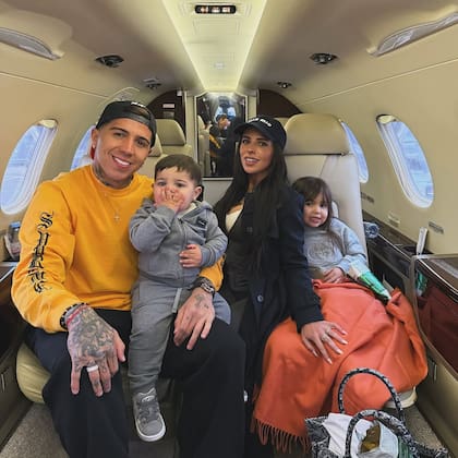 Después de la foto familiar que subió hace días Enzo Fernández, Valentina Cervantes compartió una desde el avión rumbo a la Argentina