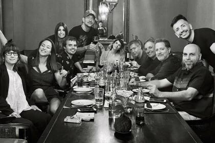 Después de la función, el elenco completo cenó para celebrar un año más de éxito