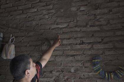 Después de la inundación, la casa estaba todo en el piso destruido porque el agua llegó más alto, casi a la altura de los cuadros