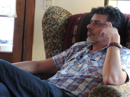 Después de la lectura, Javier escucha las devoluciones de los compañeros, antes de dar la propia