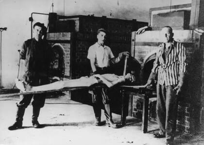 Después de la liberación de Auschwitz, los soviéticos recrearon el proceso de cremación con sonderkommandos.