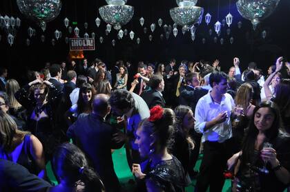Después de la medianoche, los invitados salieron a la pista y bailaron con la música del DJ Martín Bernardo.