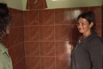 Después de la nota del 2018 llegaron muchos otros aportes económicos que se tradujeron en un panel solar, un baño instalado y una cisterna de agua para su casa.