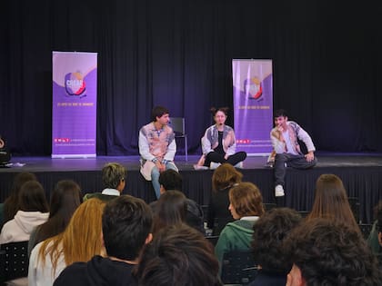 Después de la obra, se genera una puesta en común reflexiva y se lee el poema que se generó a partir de los mensajes de los chicos