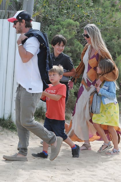 Después de la playa, el paseo siguió por los locales de José Ignacio. Los chicos pasaron Navidad con sus respectivas madres y Año Nuevo con el actor