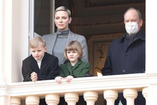 Después de la tradicional misa en homenaje a Santa Devota, Charlene siguió la procesión desde el balcón del palacio junto a los mellizos Jacques y Gabriella, y se les sumó el príncipe Alberto, quien, por tener Covid, no había asistido a la iglesia.