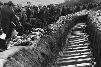 Después de la tragedia se realizó un funeral masivo para 81 niños