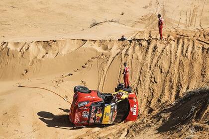 Después de la victoria del miércoles, el múltiple campeón mundial de rally Sébastien Loeb sufrió un accidente que le demandó una pérdida de 20 minutos.