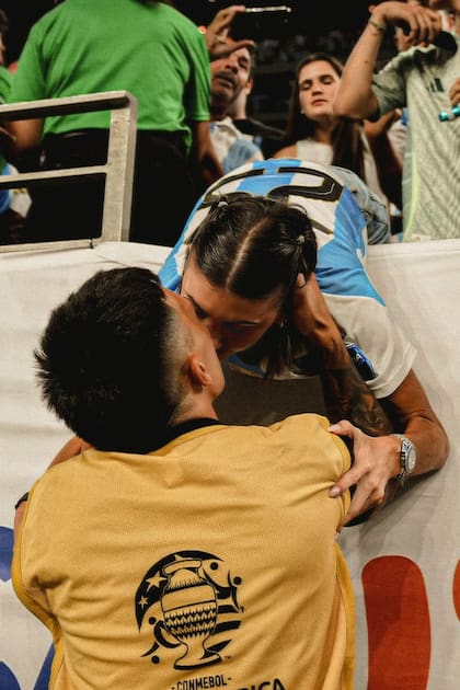 Después de la victoria por penales ante Ecuador, Licha corrió hasta la platea para darse un beso apasionado con su novia.