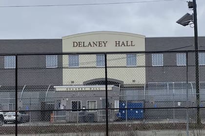 Después de la visita de tres congresistas demócratas al centro de inmigración Delaney Hall de Newark, uno de ellos fue acusado de agredir a un agente