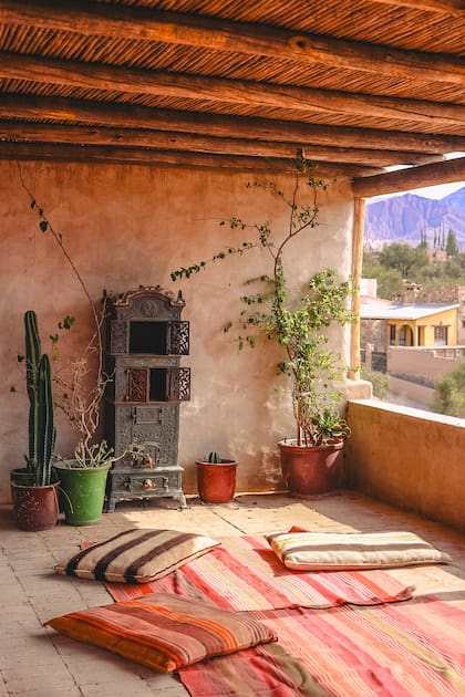 Después de la vista, los suspiros se los lleva la salamandra antigua de hierro fundido, hallazgo que trasladó desde un anticuario porteño