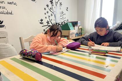 Después de las clases, Brenda y su amiga Ruth se sientan a dibujar en el albergue