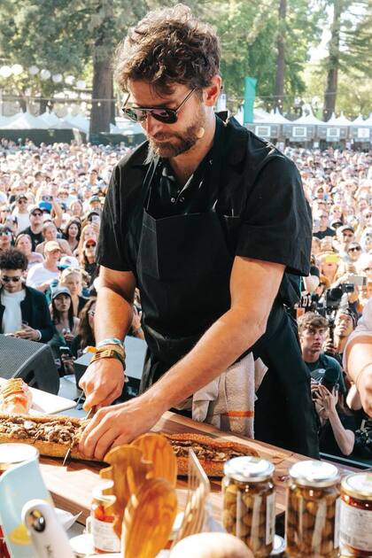 Después de llevar su foodtruck a Las Vegas, Bradley llegó al festival BottleRock, en California, y allí vendió los famosos cheesesteaks, sándwiches de queso y carne muy característicos de Philadelphia.