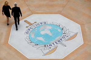 Cómo los autócratas del mundo convirtieron a la Interpol en su arma personal