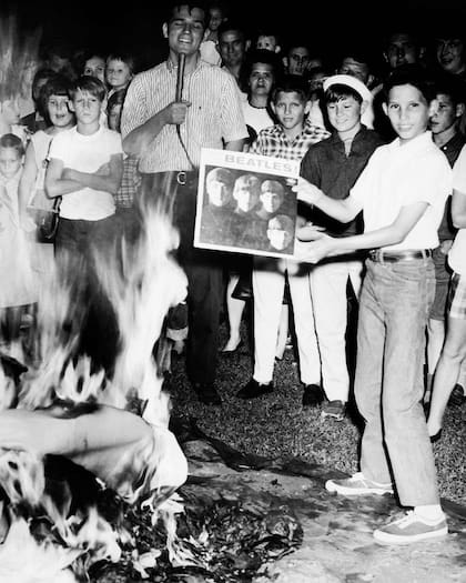 Después de los comentarios de Lennon sobre ser "más grandes que Jesús", los fans del sur de Estados Unidos quemaron discos de los Beatles. "Eso fue un verdadero shock", dijo Lennon