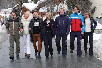Despus de los Juegos Olmpicos, los Gravier Mazza descansaron unos das en Saint-Moritz. En la imagen se ve a Valeria Mazza y Alejandro Gravier junto a Tiziano, Tana, Balthazar, Benicio y su novia, Lola Malm Green