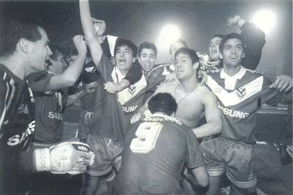 Después de los penales, el plantel de Vélez inicia el gran festejo / Archivo de Redacción