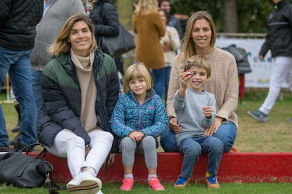 Después de lucirse en la cancha, Delfina Blaquier charló con su hermana Elina y, junto a sus hijos, disfrutaron de la jornada.