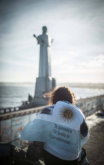 Después de más de tres meses de la desaparición del submarino, la mayoría de los familiares de los 44 tripulantes sostienen la esperanza de que aparezcan con vida. Tres mujeres cuentan su historia de fe y resistencia de cara al mar.
