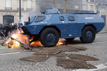 Después de más de una década, los blindados de Gendarmería volvieron a París