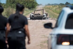 Después de matar a la pareja y a la niña de un año, los autores del triple crimen incendiaron el auto con el cuerpo de la mujer adentro en un camino rural