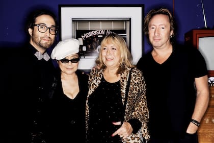 Después de muchos años, Cynthia Powell y Yoko Ono hicieron las pases. El acercamiento, también selló la relación entre sus hijos, Sean y Julian  Lennon. La imagen fue tomada durante una muestra fotográfica en Nueva York, septiembre de 2010.