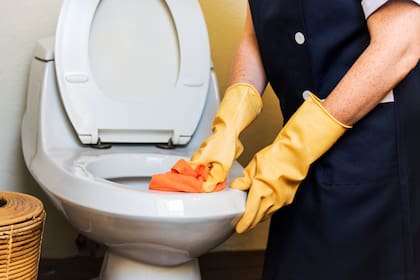 Después de ordenar es importante pasar una mezcla desinfectante con jabón, vinagre y agua, que ayuda a eliminar virus y alejar cucarachas (Foto de carácter ilustrativa: Freepik)