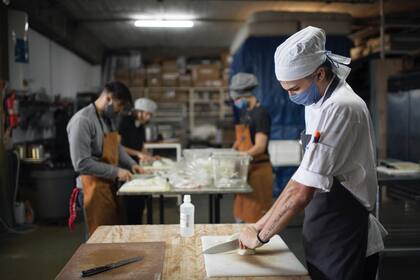 Después de picar la verdura por dos horas, comienzan a cocinar el guiso de 400 kilos