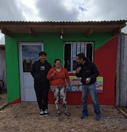 Después de pintar, Diego graba las reacciones de los dueños de los emprendimientos.