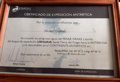Después de pisar el continente le entregaron a Nicolás un certificado con la hora y la longitud excata en que lo hizo
