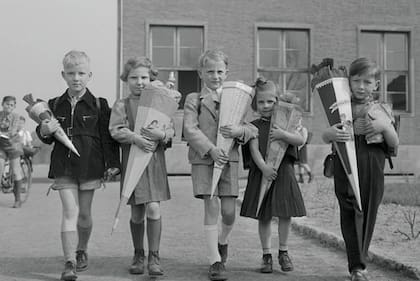 Después de que Alemania se dividió, las familias continuaron la tradición del cono escolar, como estos niños en el "sector americano" de Berlín en 1952.
