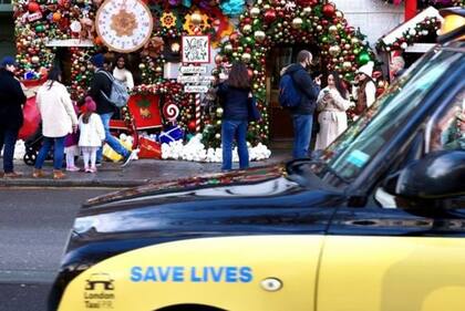 Después de que se levantaron algunas restricciones, mucha gente volvió a las calles.